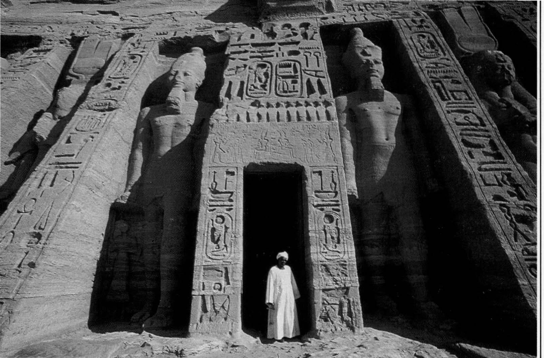 Prévisualisation du document Abu Simbel: Le temple de Nefertari.