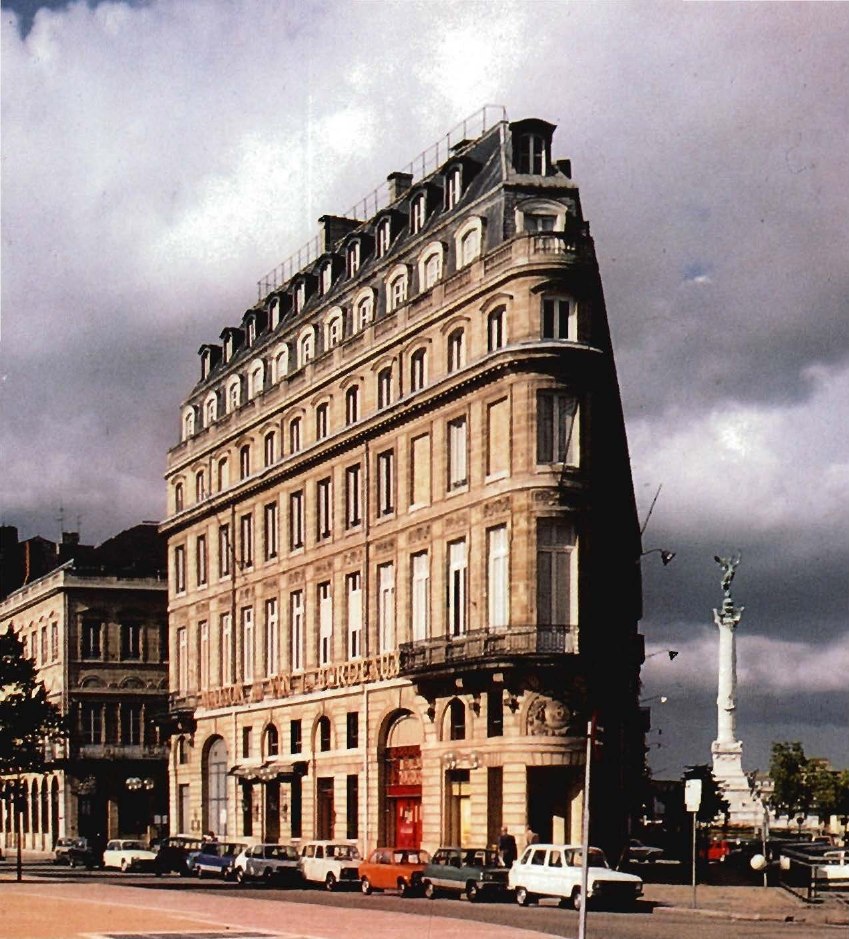 Prévisualisation du document AQUITAINE - PYRÉNÉES 
Bordeaux, la maison du Vin.