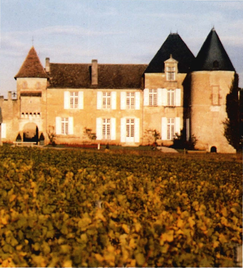 Prévisualisation du document AQUITAINE - PYRÉNÉES
Le château d'Yquem.