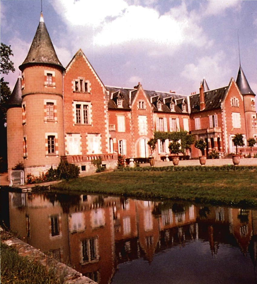 Prévisualisation du document AUVERGNE
Le château de Balaine et son arboretum.