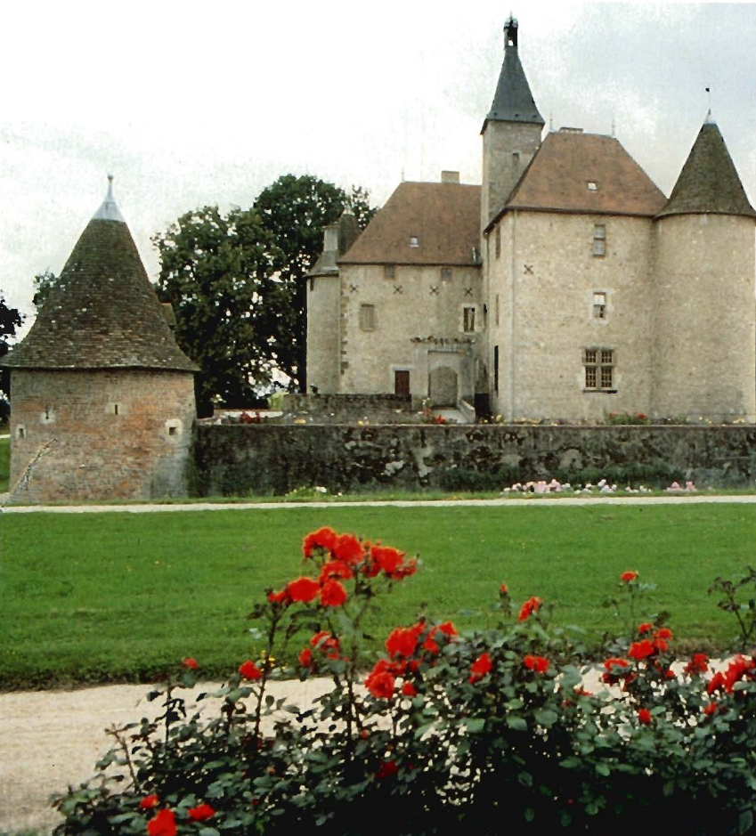 Prévisualisation du document AUVERGNE
Le château de Beauvoir et la vallée de la Besbre.