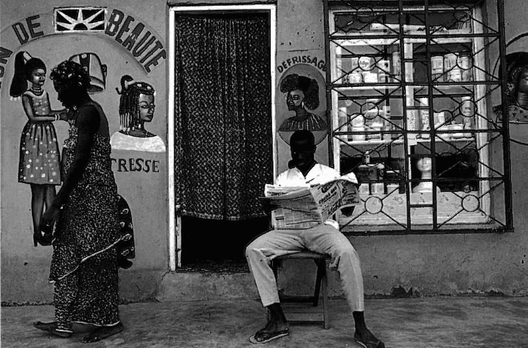 Prévisualisation du document Bouaké. Façade de salon de coiffure.