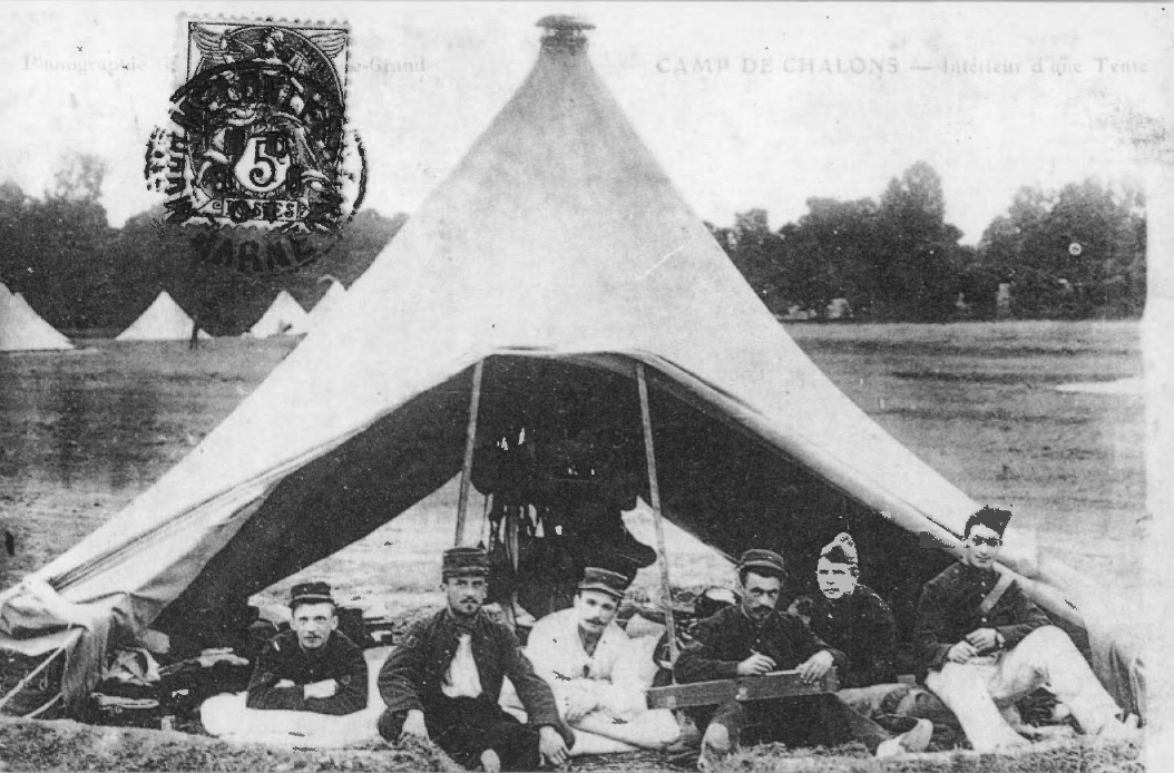 Prévisualisation du document Camp d e Châlons
A /'origine des tentes proprement dites,
carrées ou rondes, o n trouve le pavillon,
généralement de coutil.
