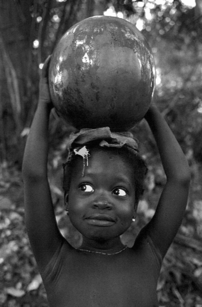 Prévisualisation du document Côte-d'Ivoire.  Enfant portant une calebasse.