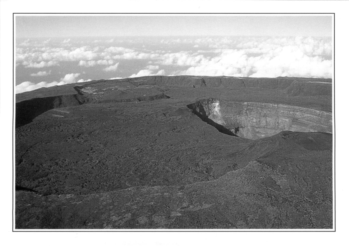 Prévisualisation du document Cratère du volcan Karthala.	COMORES