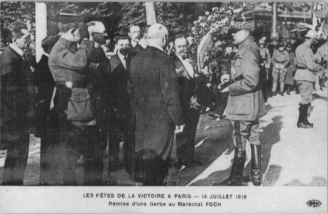 Prévisualisation du document F êtes de la victoire, juillet 1919
Promu maréchal de France, Foch signe l' Armistice le 11novembre1918, qui met fin à la
Première Guerre mondiale.