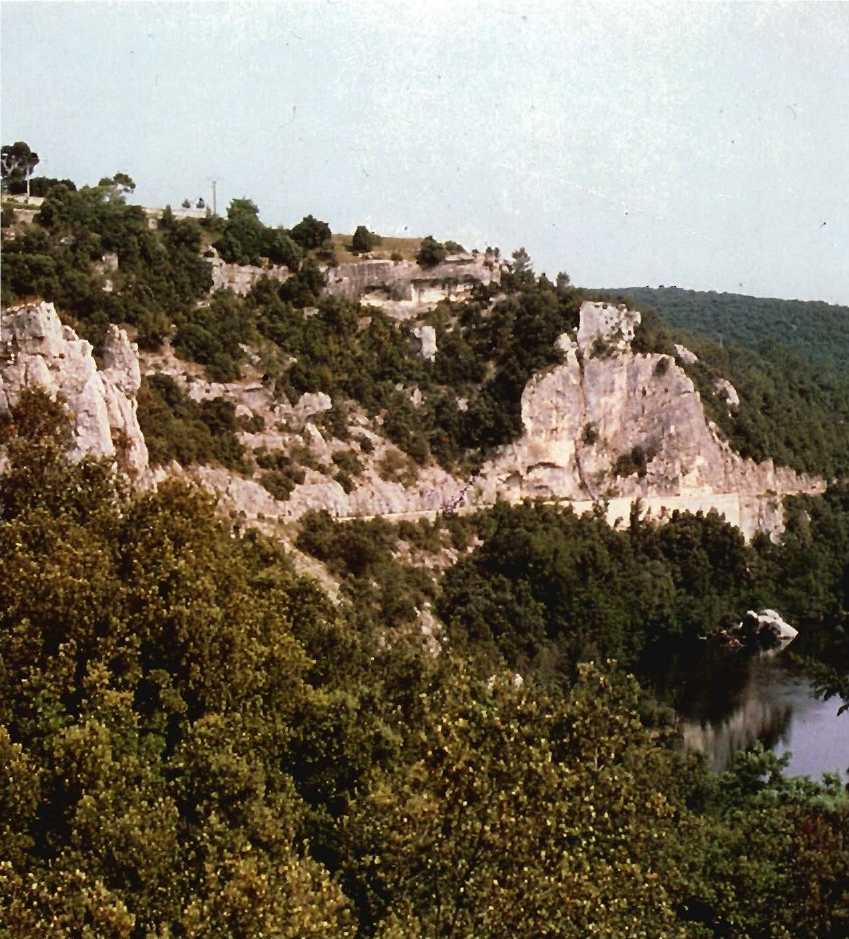 Prévisualisation du document LANGUEDOC - ROUSSILLON - CAUSSES
La Cèze, son cours et ses gorges.