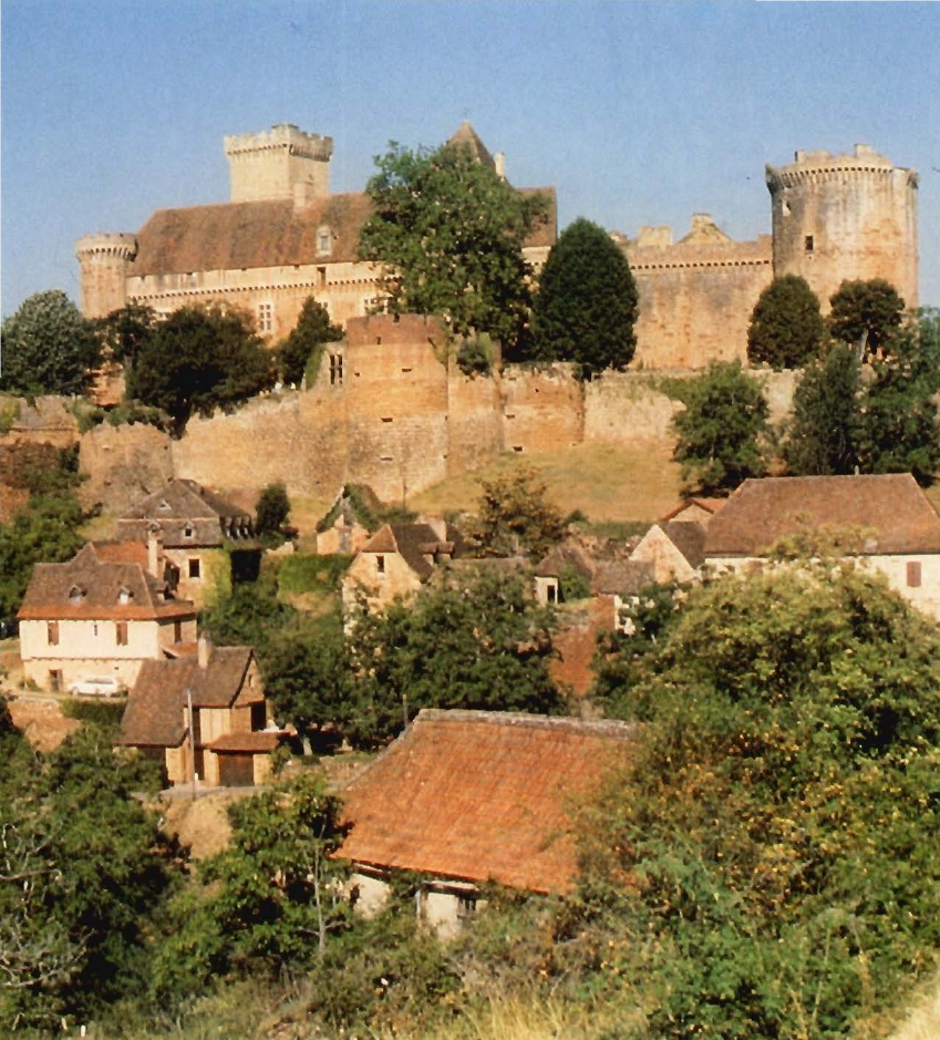 Prévisualisation du document PÉRIGORD -
Le château de Castelnau-Bretenoux.