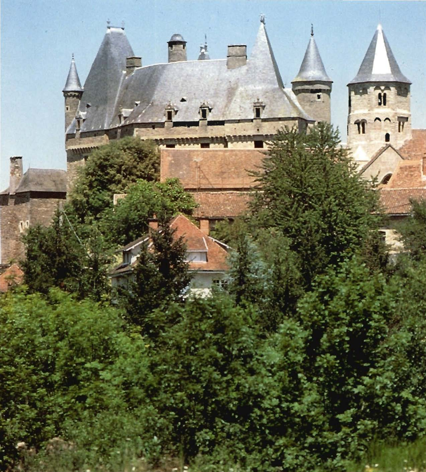 Prévisualisation du document PÉRIGORD -
Le château de Jumilhac.