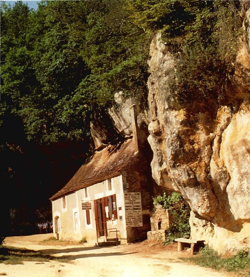 Prévisualisation du document PÉRIGORD -
Les Eyzies-de-Tayac, la grotte des Combarelles.