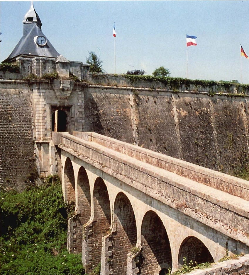 Prévisualisation du document - PYRÉNÉES
La citadelle de Blaye, la porte Dauphine.
