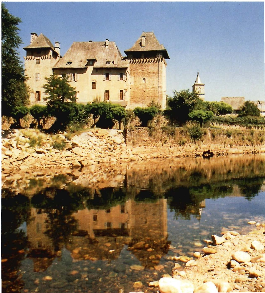 Prévisualisation du document ROUSSILLON - LANGUEDOC - CAUSSES
Le château d'Entraygues-sur-Truyère.