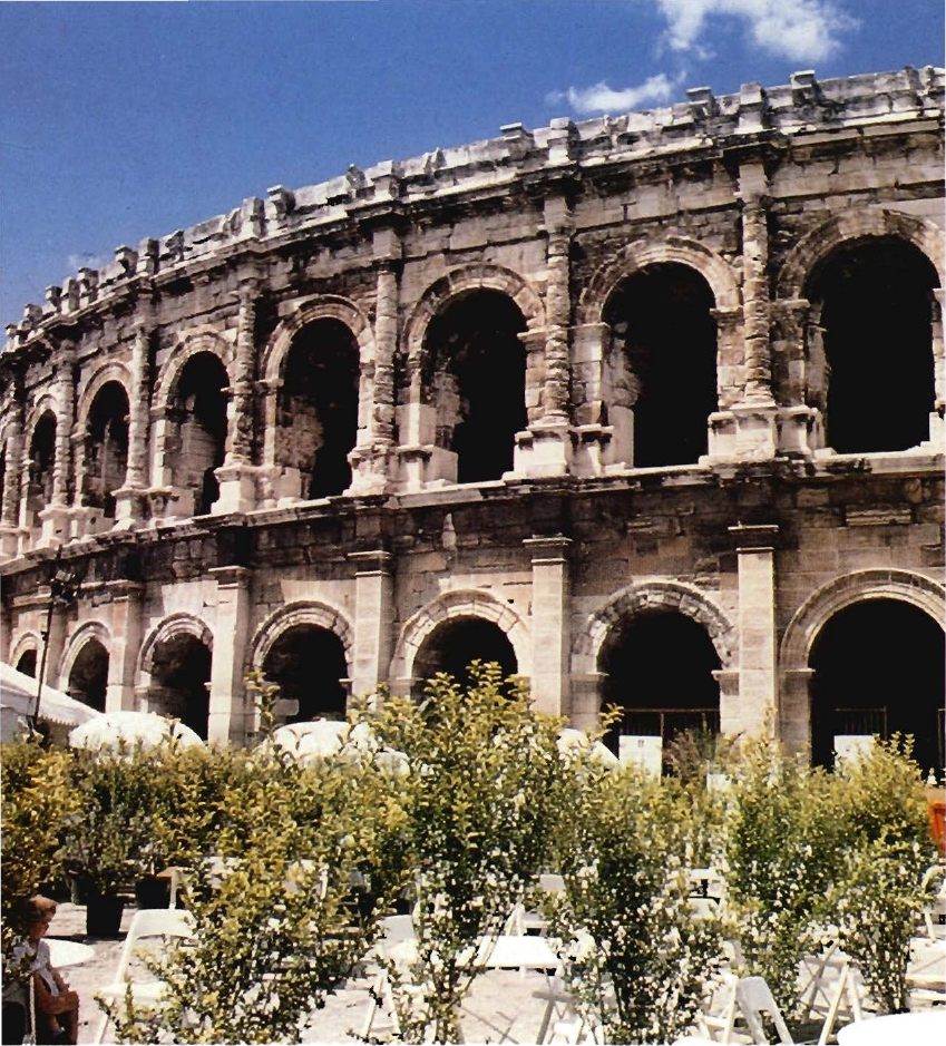 Prévisualisation du document ROUSSILLON - LANGUEDOC -  CAUSSES
Les arènes de Nîmes.