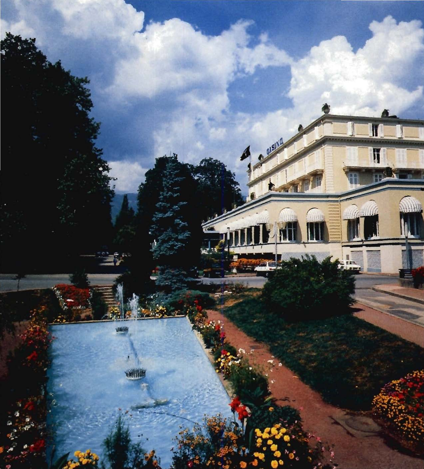 Prévisualisation du document VALLÉE DU RHÔNE - ALPES
Divonne-les-Bains, le casino.