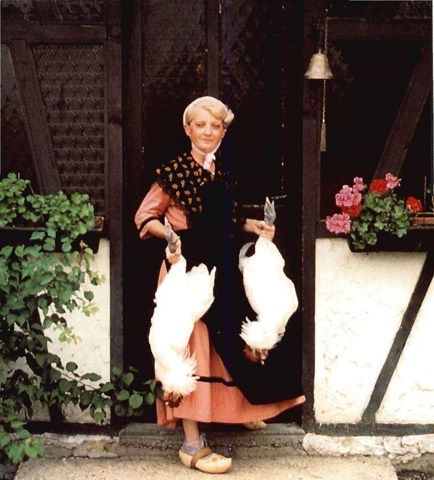 Prévisualisation du document VALLÉE DU RHÔNE - ALPES
Fermière bressane en costume traditionnel.