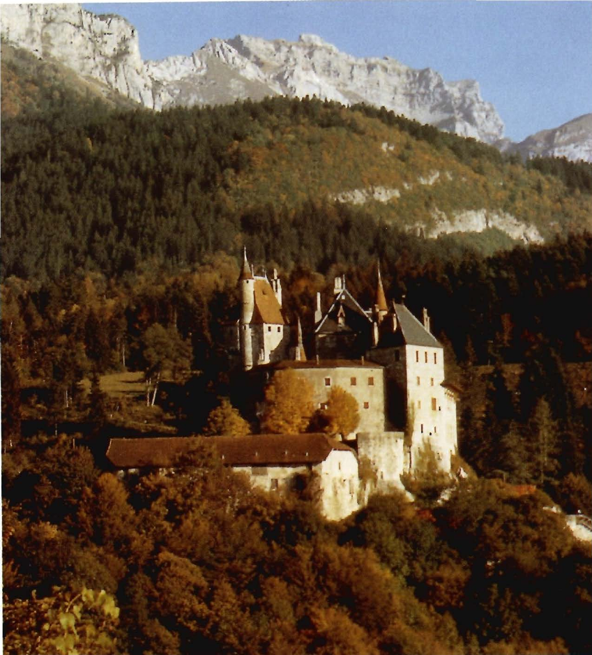 Prévisualisation du document VALLÉE DU RHÔNE - ALPES
Le château de Menthon-Saint-Bernard.