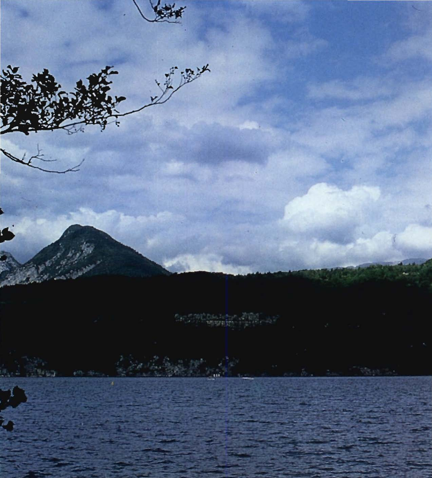 Prévisualisation du document VALLÉE DU RHÔNE - ALPES
Le roc de Chère.