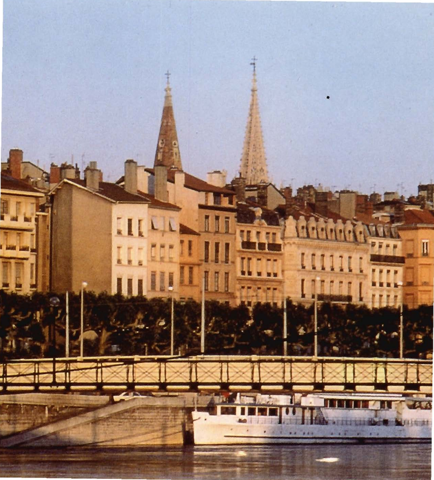 Prévisualisation du document VALLÉE DU RHÔNE - ALPES
Lyon, les quais de Saône.